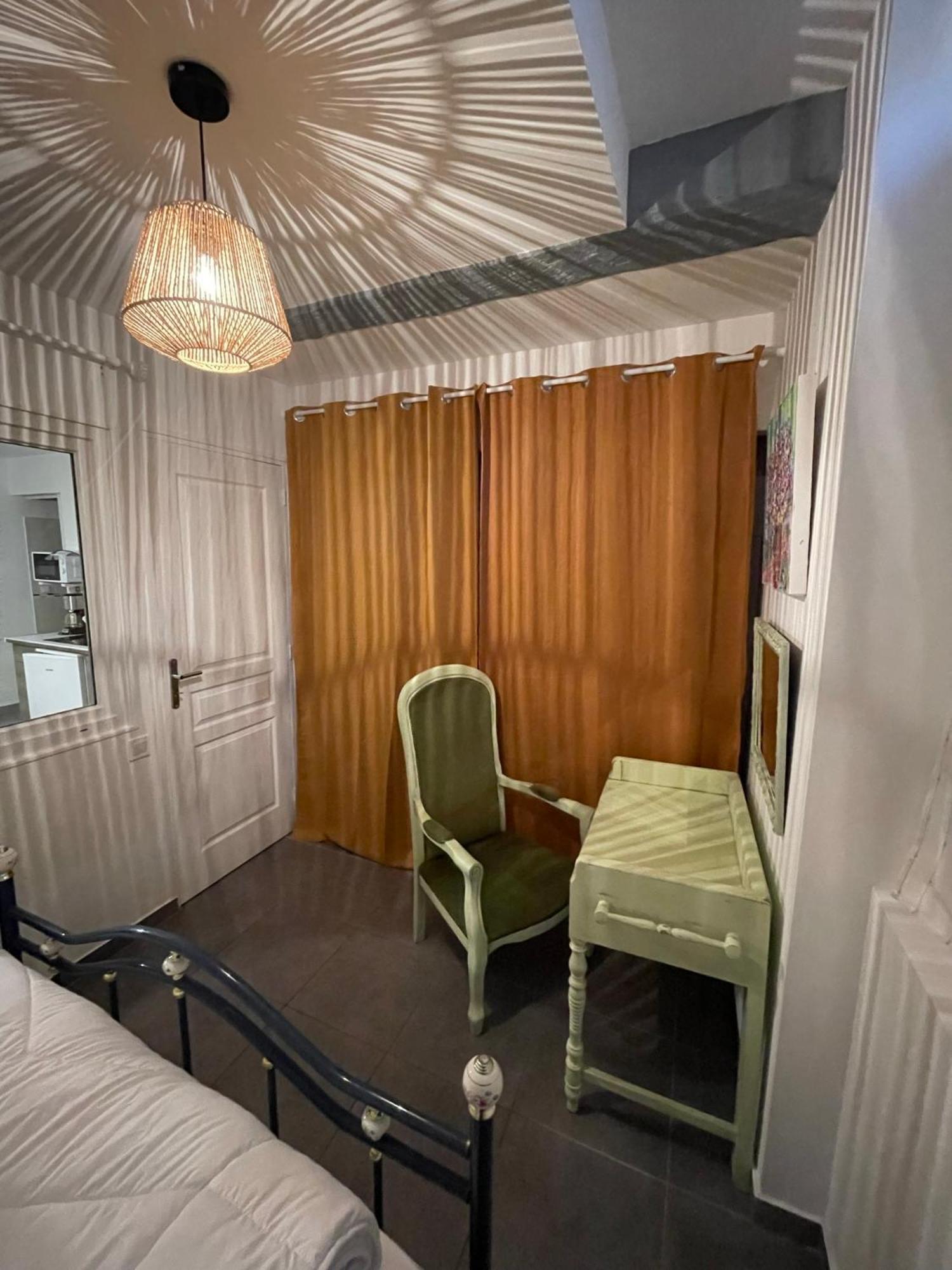 Апартаменты La Galerie Du Peintre Сен-Лоран-де-ла-Саланк Экстерьер фото